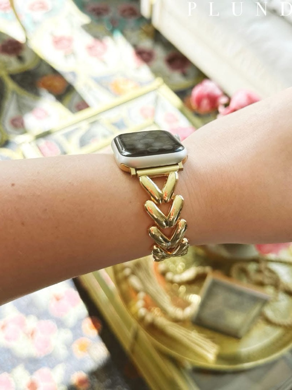 Plunder Golden Elegance Chain Link Apple Watch Band Bracelet 38/40/41mm - Picture 3 of 4